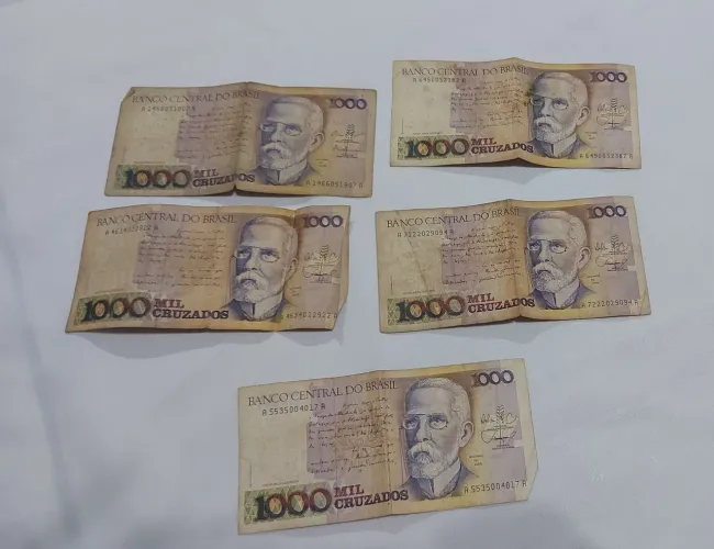 5 cédulas antiga de 1.000 Cruzados brasileiro