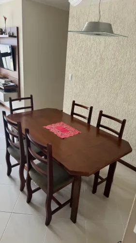 Mesa de jantar de madeira com cadeiras 