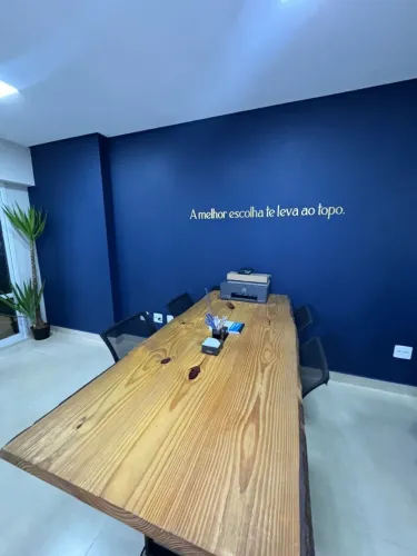 Vendo mesa de reunião madeira maciça 