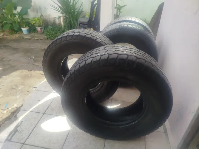 Vendo e troco em alguma coisa que mim interessa pneus BRAVURIS 265/70 R.16