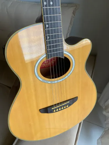 Violão semi novo sem marcas de uso  700,00