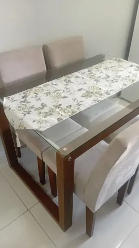Vendo mesa com 4 cadeiras