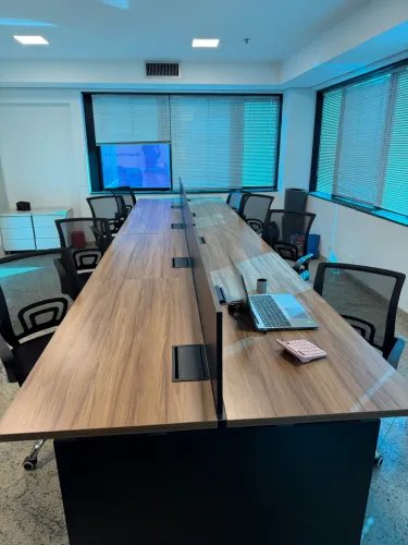 COMBO Mesa de escritório 8 lugares com tomadas embutidas + 8 cadeiras corporativas premium