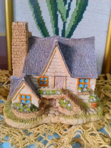 Cofrinho casinha de campo em resina antigo