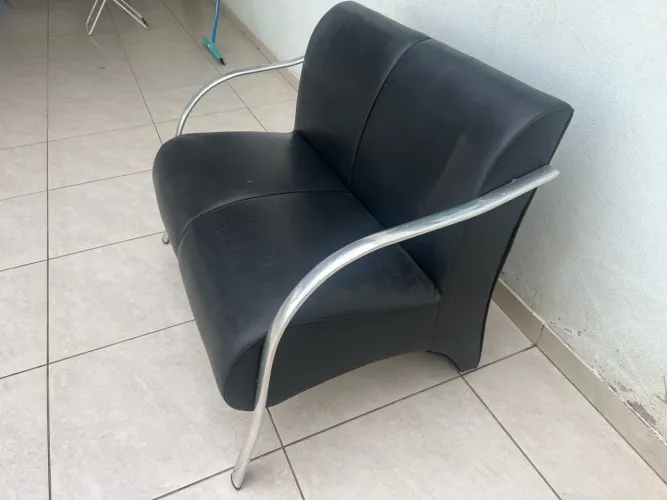 Poltrona Namoradeira 2 Lugares Courino Braço Cromado