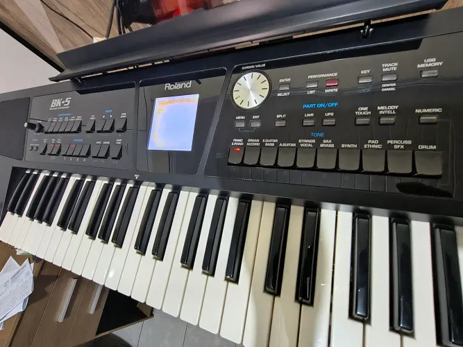 Teclado Roland BK 5 com tripé e bag
