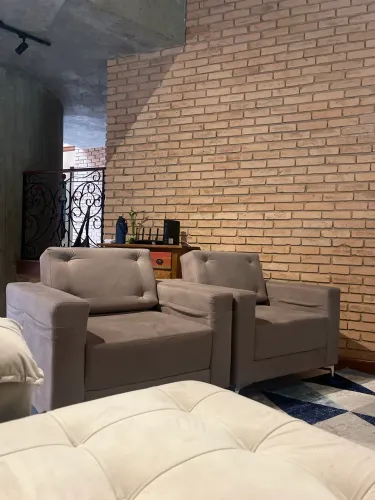 Conjunto com 2 poltronas modernas em suede - confortáveis e conservadas