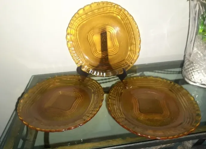 Lote com 3 pratos para sobremesa em vidro âmbar barroco 18cm diâmetro