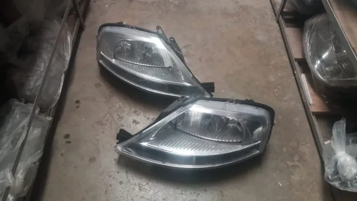 Farol Citroen C3 ate 2013