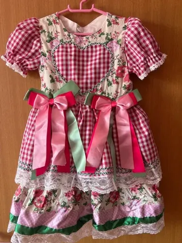 Vestido caipira 4a, muito bem confeccionado. Todo em algodão antialérgico