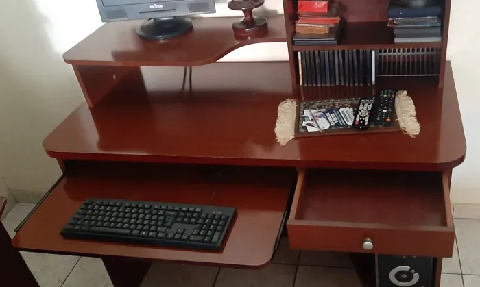 Escrivaninha para computador com gaveta