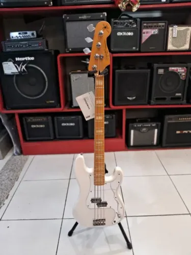 Baixo Fender Squier Precision Bass Chris Aiken