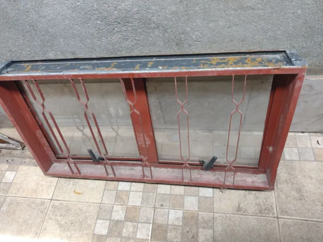 Janela de ferro com grade