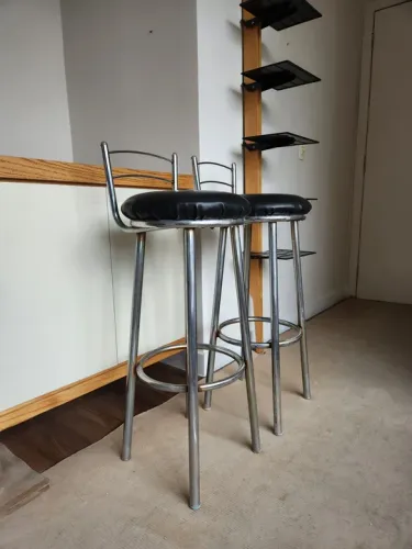 Par de Banquetas de Metal Cromado com Assento Preto