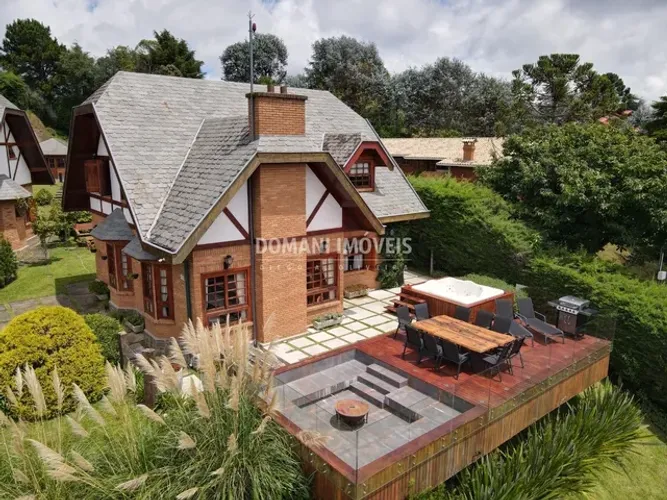 Casa dentro de Condomínio Fechado à Venda na Região do Atalaia - Campos do Jordão/SP