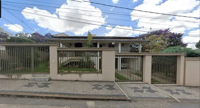 Vendo ou Alugo Casa e terreno localizado entre duas esquinas na Avenida Vilas Lobos