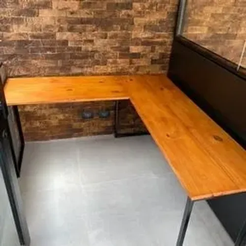 Mesa em L/ estilo industrial 