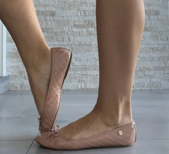 Sapatilha matelassê verniz rosa antigo Loucos & Santos 
