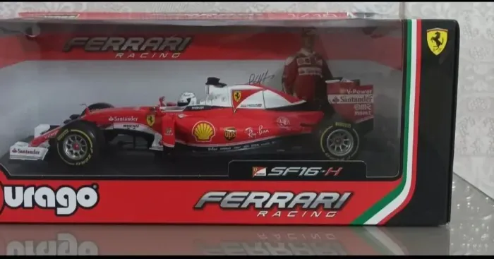 Miniatura Ferrari SF16-H - escala 1:18 burago