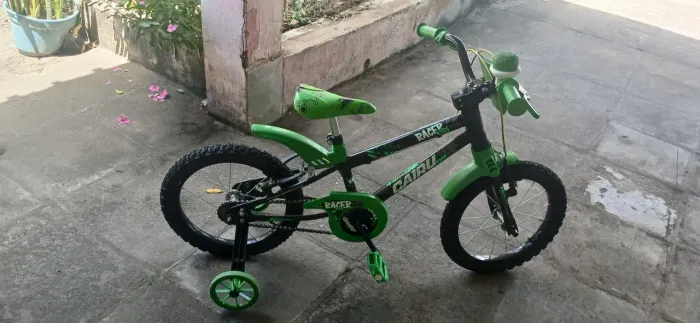 Bicicleta Infantil Cairu Racer Kids - Preta e Verde, com paralama.