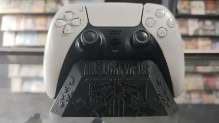 SUPORTE CONTROLE PS5 THE LAST OF US EDITION PRETO BRANCO VERMELHO E AMARELO