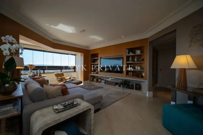 Sales Junior, 285 / 247m² / 3 Suítes / 4 Vagas demarcadas / Andar Alto / Oportunidde