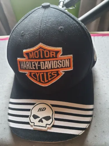 Boné Harley-Davidson com caveira ícone da marca