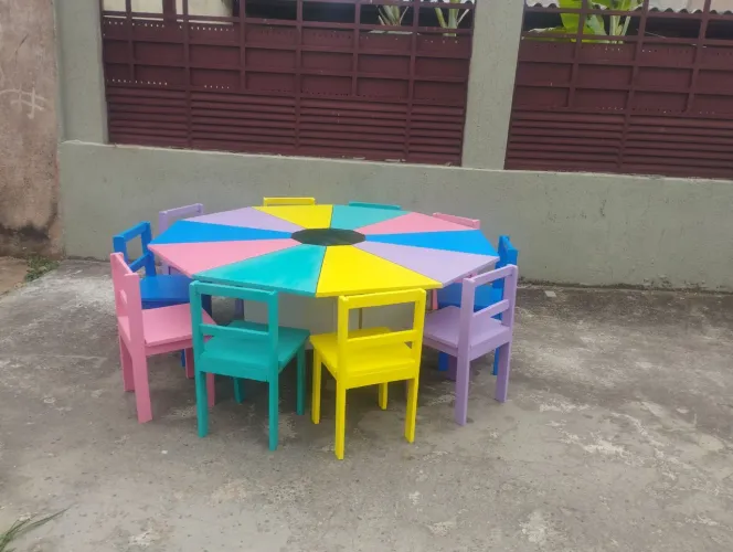 Mesa infantil decagonal com 10 cadeiras infantis