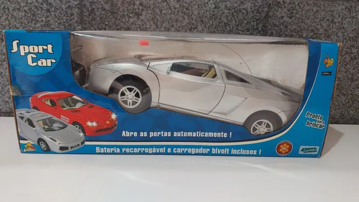 Carro esportivo com controle remoto. Escala 1:18