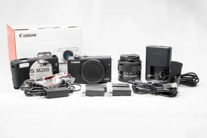 Camera Mirrorless Canon EOS M200 4K com lente 15-45mm + 3 baterias + bateria dummy + grip