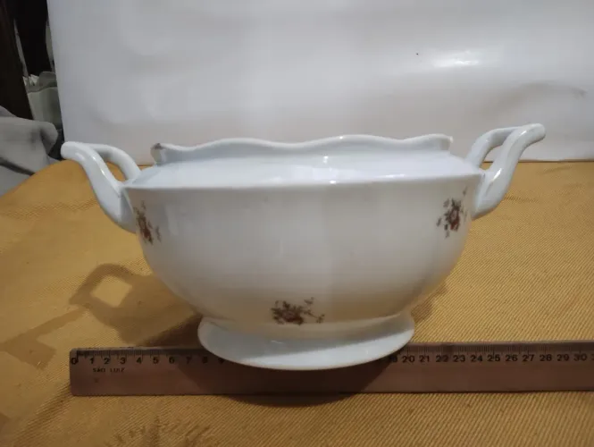 Sopeira antiga de porcelana