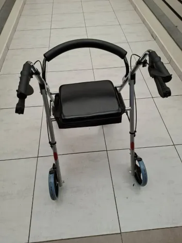 Andador dobrável semi novo