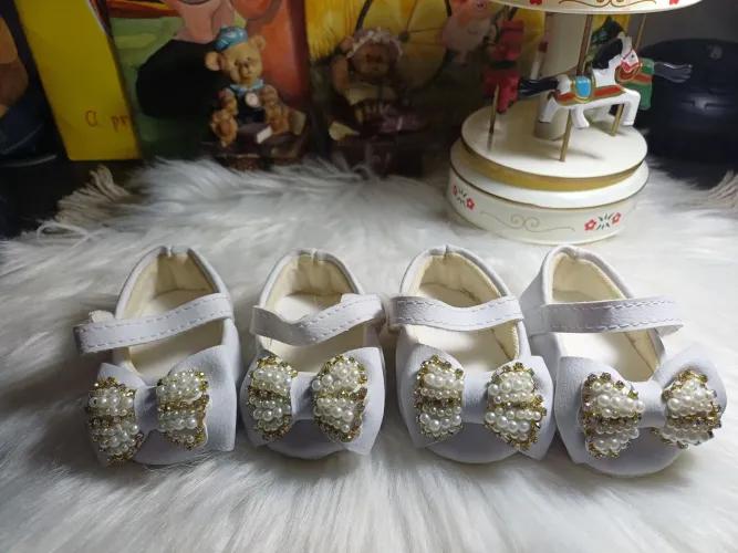 2 sapatinhos de bebê branco c/ pedraria menina gêmeas, tam.1, seminovos.