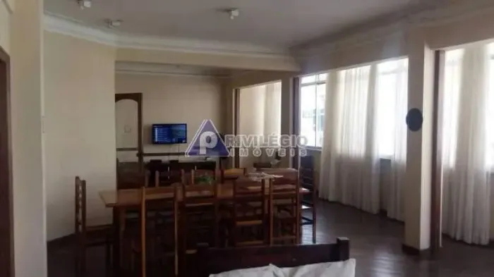Apartamento de 3 Quartos em Copacabana: 1 Suíte, 2 Sacadas e Vaga de Garagem