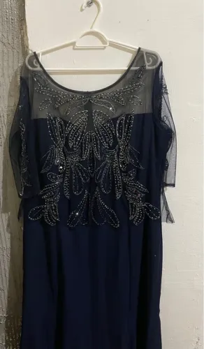 Vestido de festa azul marinho com bordados