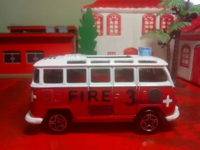 MINIATURA VW Kombi Transporter Fire Rescue 3 - Escala 1/58 - Matchbox