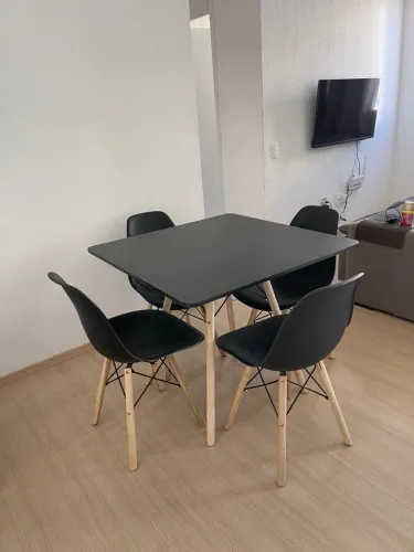 Conjunto Mesa de Jantar com 4 Cadeiras Eames Eiffel