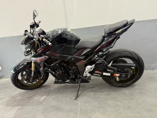 Suzuki gsr 750 impecável