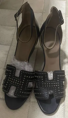 Sandália Preta Hermès ORIGINAL, anabela, com tachas PROMOÇÃO IMPERDÍVEL!!