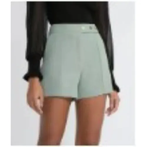Short Alfaiataria com Botões e Bolsos Frontais