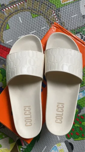Chinelo colcci 