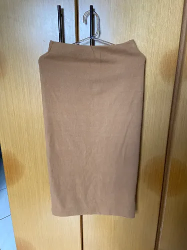 Saia MIDI Reta com Textura em Veludo Bege
