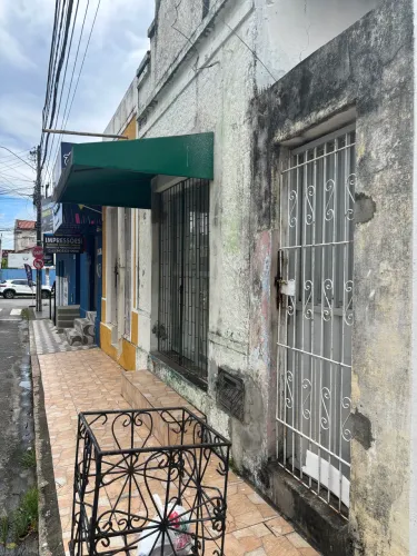 Casa com ponto comercial no centro com 3 quartos