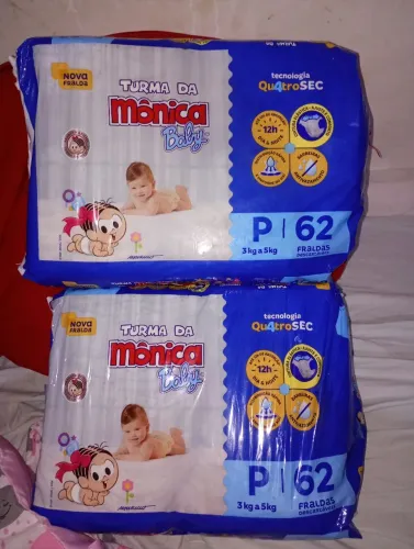 pacote de fralda tamanho P com 62 unidades