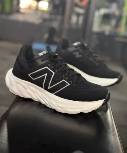 Tênis New Balance Fresh Foam - Preto com Branco
