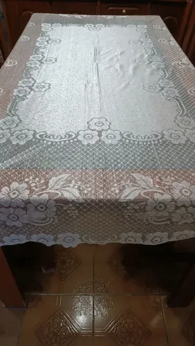 Toalha de Mesa Retangular 6 Lugares Flores Tipo Renda (Bangu)