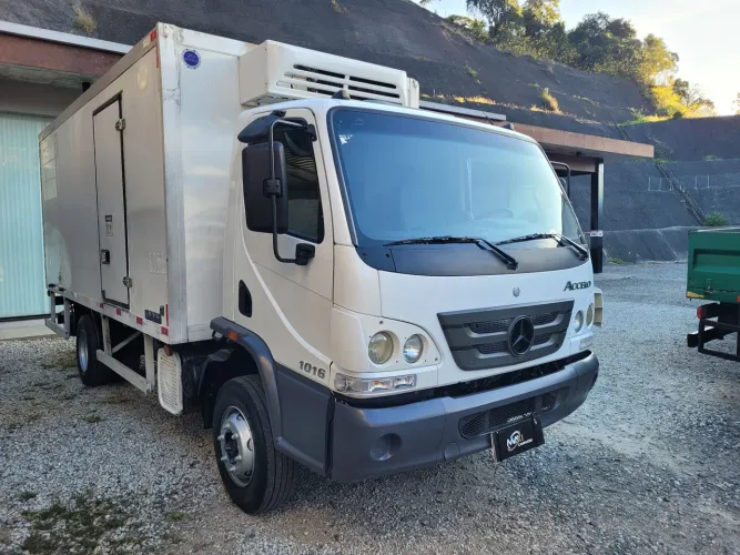 MB 1016 Accelo 2020 Baú Frigorífico