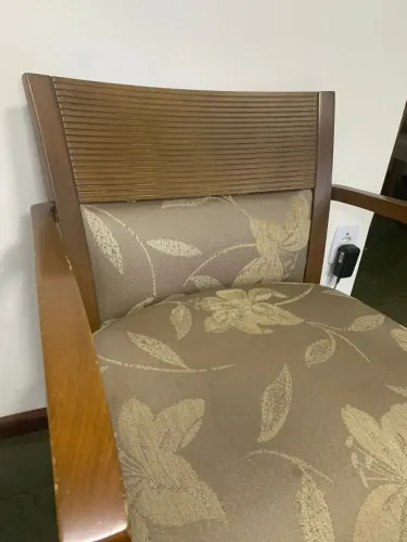 Cadeira banco poltrona em madeira TokStok 