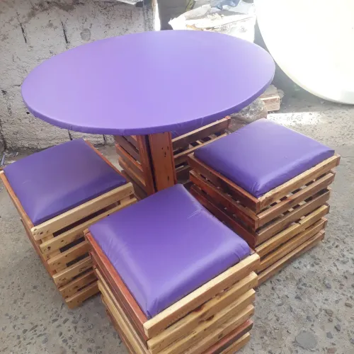 Conjunto de Mesa e banquinhos