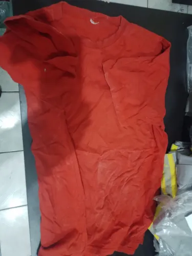 RETALHOS (Camiseta vermelha para uso industrial e comercial)